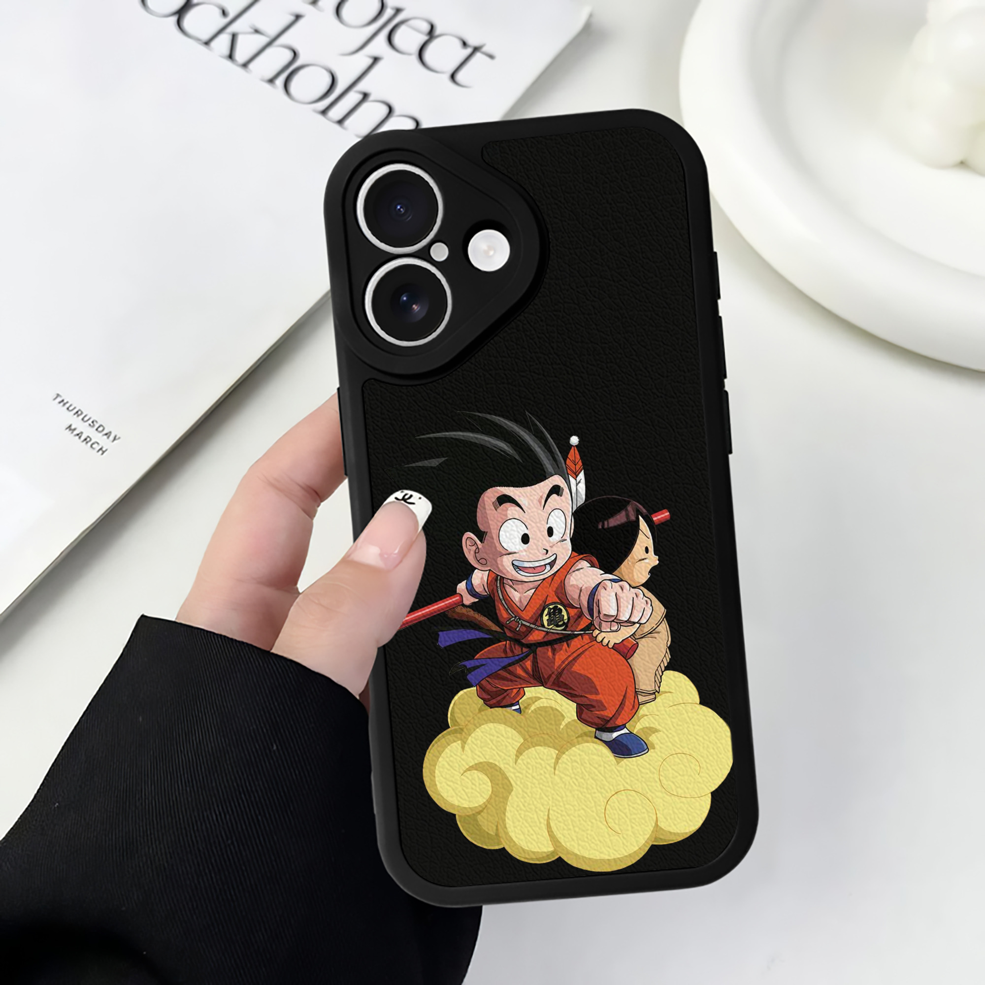 （画像用） ドラゴンボール 孫悟空（そん ごくう）Son Goku カカロット DRAGON BALL Kakarotto 【iPhone 16シリーズ対応】シリコンスマホケース（レザー調） 材質：シリコン